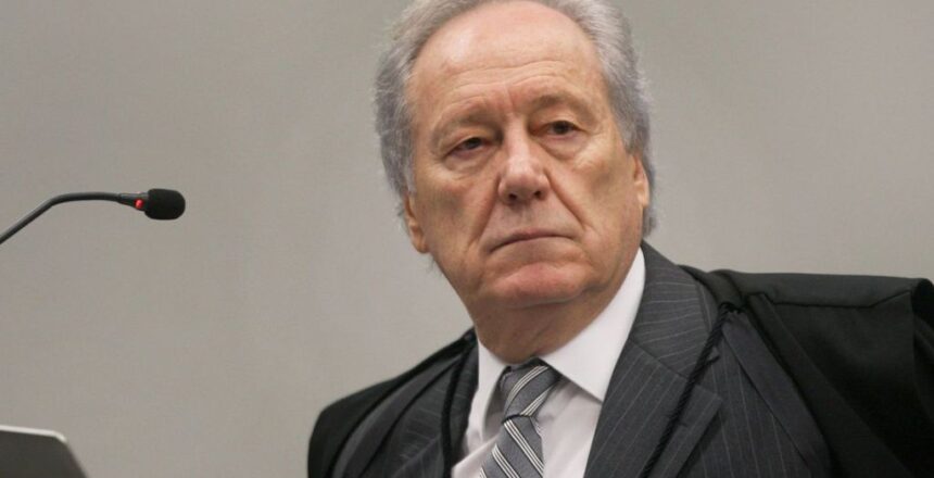 Ministro Ricardo Lewandowski durante sessão da Segunda Turma do STF para jugar ação penal proposta pela Procuradoria-Geral da República (PGR) contra a senadora Gleisi Hoffmann e seu marido, o ex-ministro do Planejamento Paulo Bernardo.