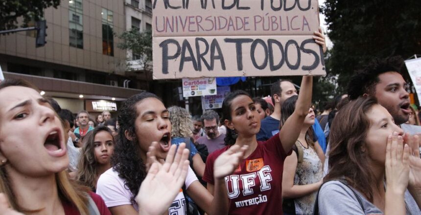 Estudantes e professores de institutos federais e universidades fazem manifestação na Avenida Presidente Vargas em protesto contra o bloqueio de verbas da educação.
