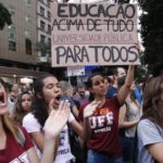 Estudantes e professores de institutos federais e universidades fazem manifestação na Avenida Presidente Vargas em protesto contra o bloqueio de verbas da educação.